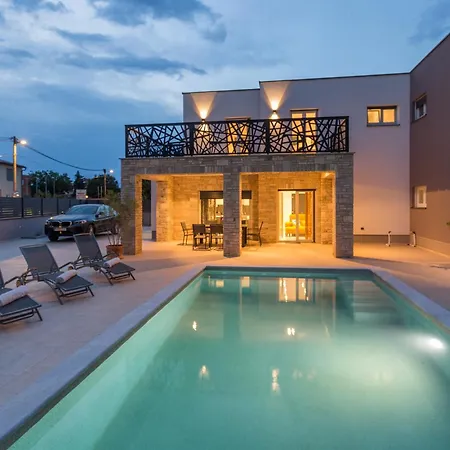 Mirela Lux Villa *