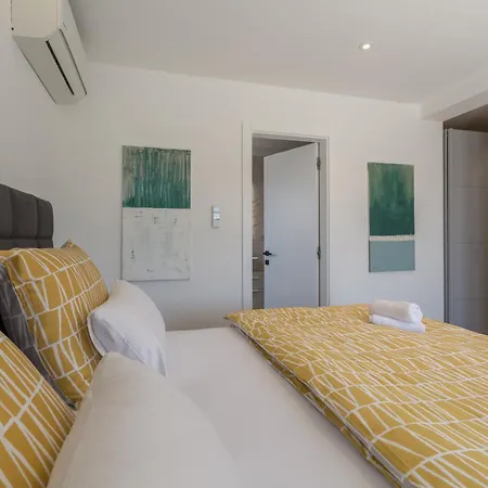 Mirela Lux Villa *