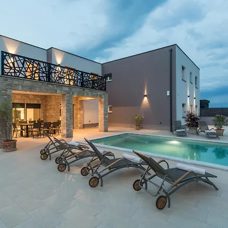 Mirela Lux Villa Sisan
