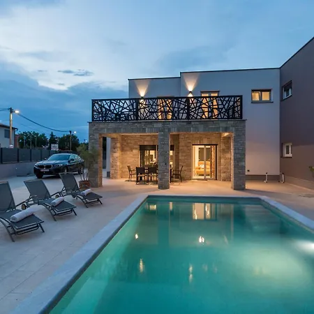 Villa Mirela Lux *