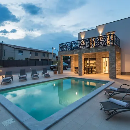 Mirela Lux Villa Sisan