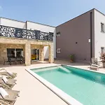 Villa Mirela *